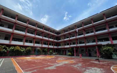 Sekolah yang luas dan lengkap